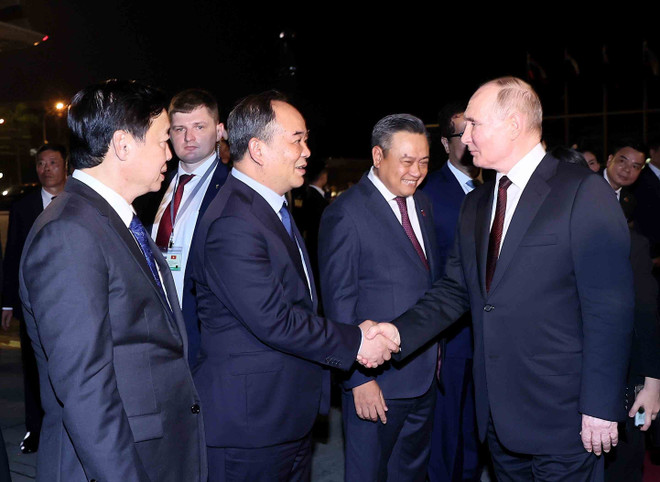 Chủ nhiệm Văn phòng Chủ tịch nước Lê Khánh Hải tiễn Tổng thống Liên bang Nga Vladimir Putin tại sân bay quốc tế Nội Bài (Hà Nội). (Ảnh: TTXVN) tong thong putin tham viet nam_5.jpg