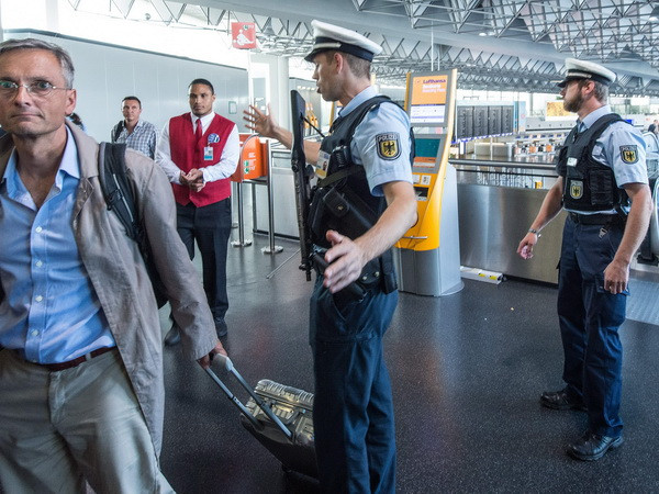 Đức: Các nghi can IS có "liên hệ" với các thủ phạm tấn công Paris ảnh 1