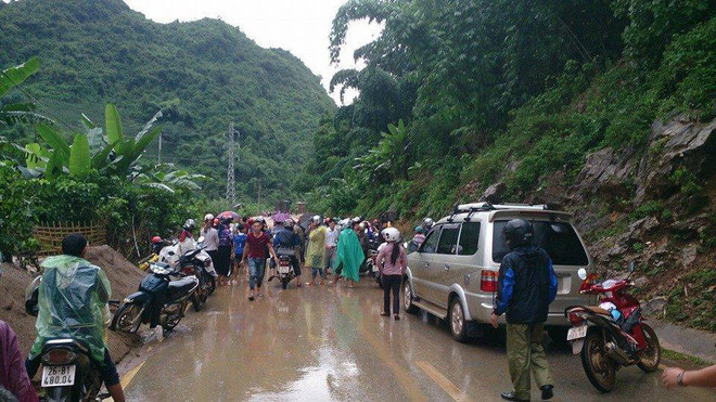 Sạt lở nghiêm trọng trên Quốc lộ 279, gây ách tắc giao thông ảnh 1