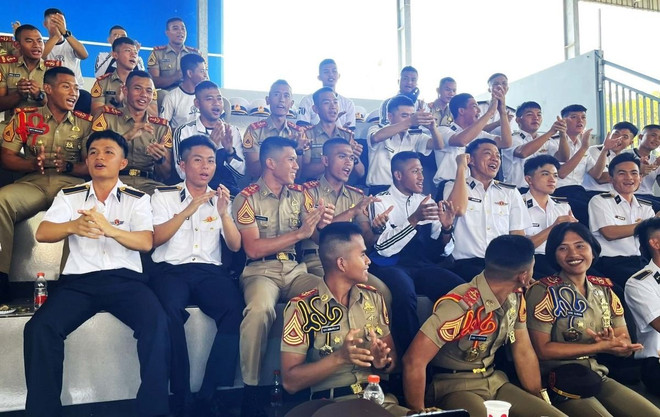 Các học viên Hải quân Indonesia và Việt Nam cổ vũ nhiệt tình cho hai đội. (Ảnh: Đào Trang/TTXVN) hai quan viet nam_indonesia 2.jpg