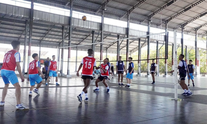 Giao hữu giữa đội bóng chuyền Học viện Hải quân Việt Nam và Hải quân Indonesia. (Ảnh: Đào Trang/TTXVN) hai quan viet nam_indonesia.jpg