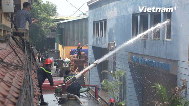 [Video] Lực lượng chức năng nỗ lực dập đám cháy ở đường Trường Chinh ảnh 1