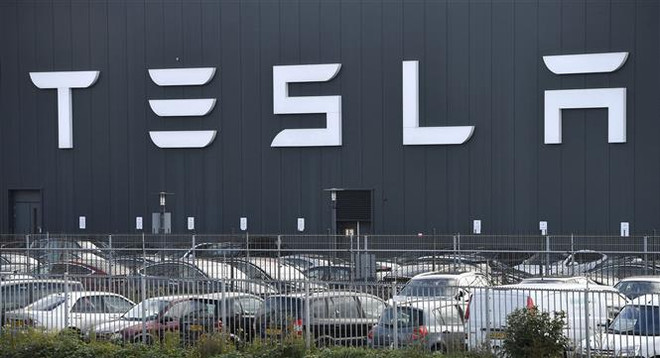 Nhiều năm qua, Indonesia đã cố gắng đạt được thỏa thuận với Tesla về đầu tư vào lĩnh vực pin xe điện. (Ảnh: AFP/TTXVN) Tỷ phú Elon Musk quan tâm sản xuất pin xe điện ở Indonesia ảnh 1
