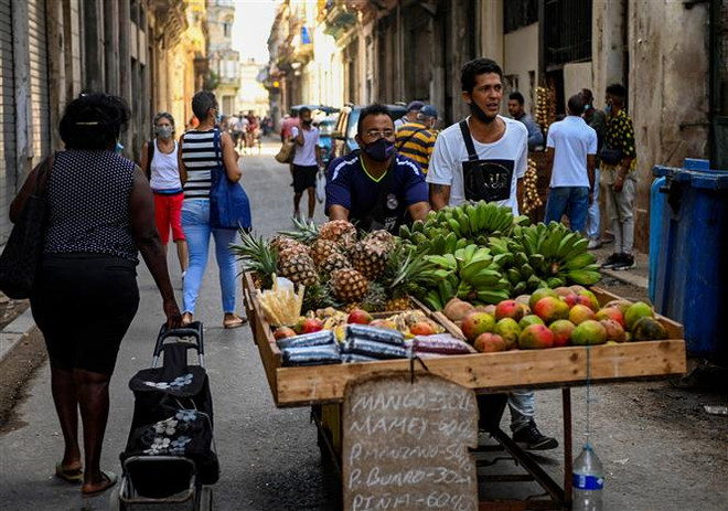 Một tuyến phố ở thủ đô La Habana của Cuba, ngày 4/5/2022. (Ảnh: AFP/TTXVN) Iran kêu gọi Cuba cùng đối phó các lệnh trừng phạt của Mỹ ảnh 1