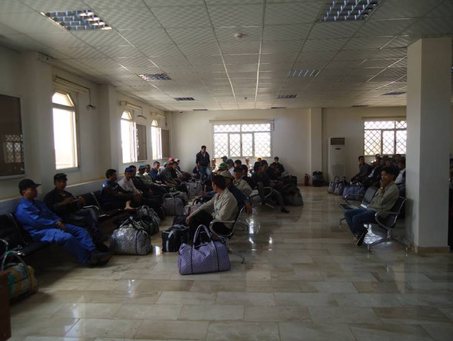 [Photo] Công nhân Việt Nam ở Libya sơ tán về nước ảnh 8