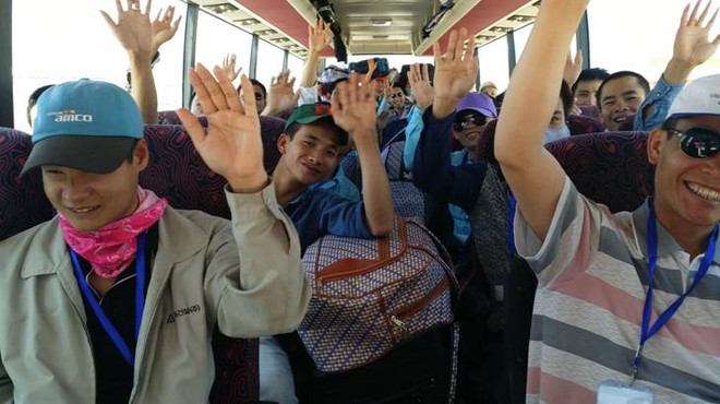 [Photo] Công nhân Việt Nam ở Libya sơ tán về nước ảnh 1