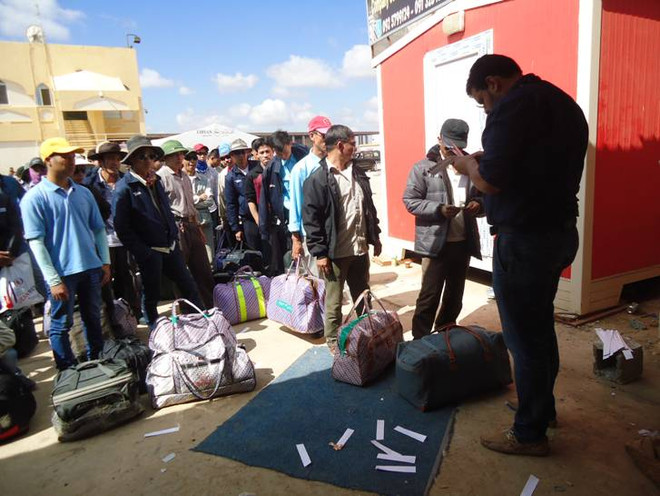 [Photo] Công nhân Việt Nam ở Libya sơ tán về nước ảnh 5