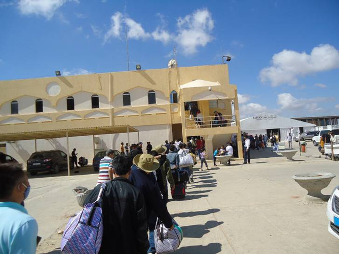 [Photo] Công nhân Việt Nam ở Libya sơ tán về nước ảnh 6