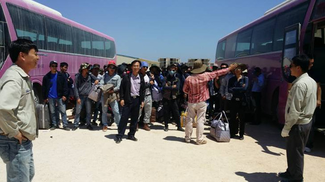 [Photo] Công nhân Việt Nam ở Libya sơ tán về nước ảnh 2