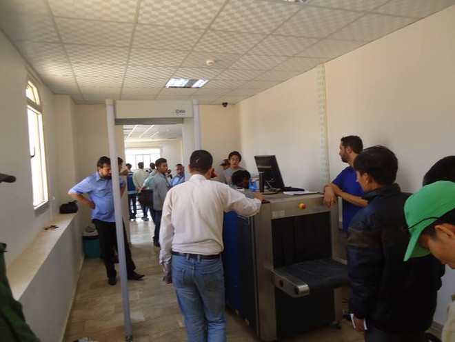 [Photo] Công nhân Việt Nam ở Libya sơ tán về nước ảnh 7