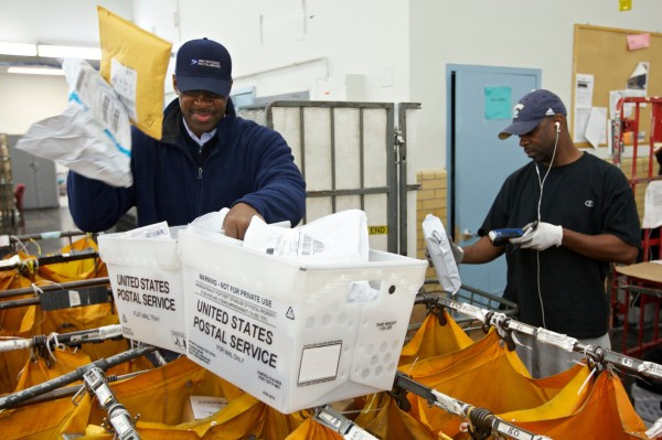 Ngành dịch vụ bưu chính của Mỹ tiếp tục thua lỗ nặng ảnh 1