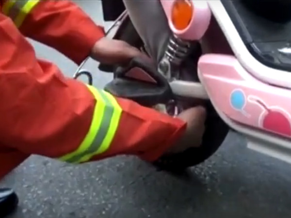 [Video] Giải cứu bé gái 4 tuổi bị kẹt chân vào bánh xe đạp điện ảnh 1