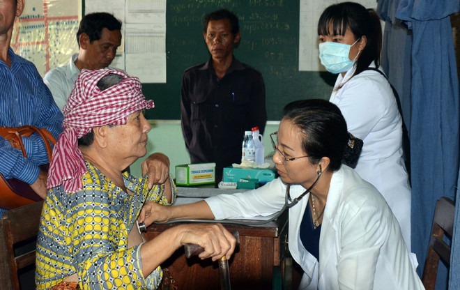 Khám bệnh miễn phí cho hơn 1.000 Việt kiều và dân nghèo Campuchia ảnh 1