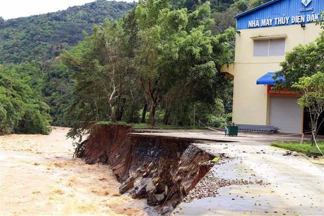 Xói lở nghiêm trọng trên suối Đắk Nông đe dọa Nhà máy Thủy điện Đắk R'tih (bậc trên). (Ảnh: TTXVN phát) Mưa lớn, nước xiết đe dọa hai nhà máy thủy điện ở Đắk Nông ảnh 2