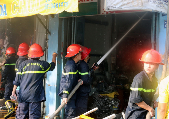 Cháy cửa hàng phụ tùng xe máy chiều 30 Tết, 4 người may mắn thoát chết ảnh 1