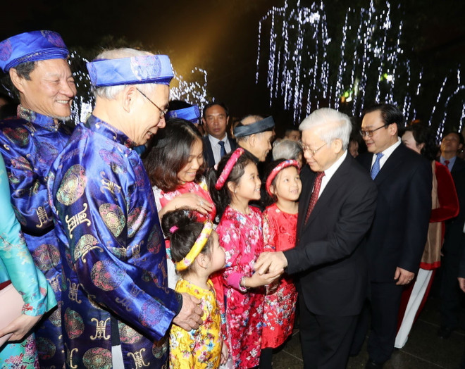 Tổng Bí thư chung vui cùng người dân Thủ đô chào đón Giao thừa ảnh 1