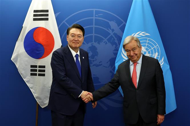 Tổng thư ký Liên hợp quốc Antonio Guterres (phải) và Tổng thống Hàn Quốc Yoon Suk Yeol tại cuộc gặp ở New York (Mỹ), ngày 19/9/2023. (Ảnh: Yonhap/TTXVN) Hàn Quốc-Liên hợp quốc thảo luận vấn đề Triều Tiên và Ukraine ảnh 1