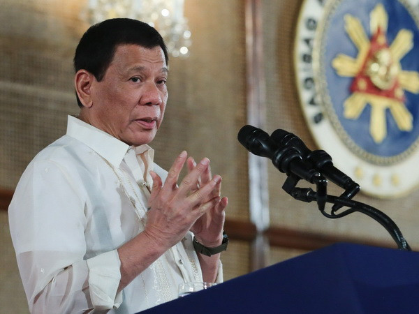 Hàng nghìn người biểu tình phản đối chiến dịch của ông Duterte ảnh 1