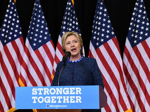 Bà Hillary Clinton chỉ trích FBI mở lại điều tra bê bối email ảnh 1