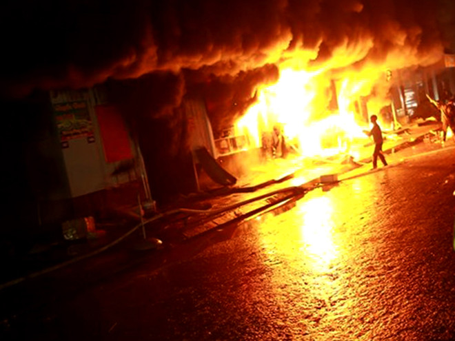 Quảng Trị: Cháy chợ Ngã Tư Sòng, nhiều tiểu thương hoảng loạn ảnh 1