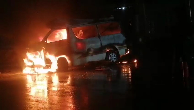 Đâm vào dải phân cách, xe cấp cứu bốc cháy dữ dội, 7 người bị thương ảnh 1