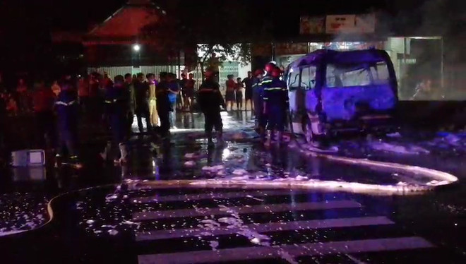 Đâm vào dải phân cách, xe cấp cứu bốc cháy dữ dội, 7 người bị thương ảnh 2