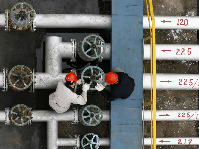 Giá dầu châu Á tiếp tục giảm do lo ngại nguồn cung dư dôi ảnh 1