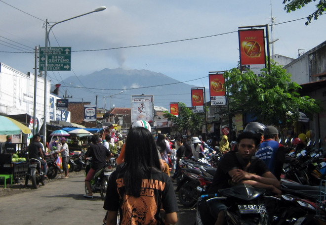 Indonesia đóng cửa 3 sân bay do núi lửa Raung hoạt động trở lại ảnh 1