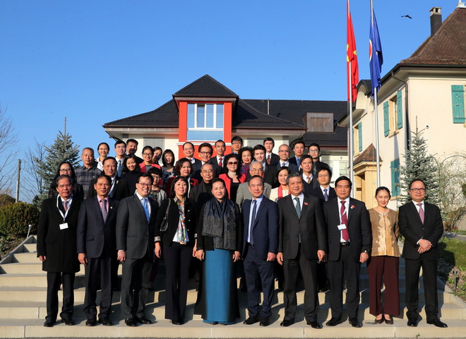 Chủ tịch Quốc hội thăm Phái đoàn, Đại sứ quán Việt Nam tại Thụy Sĩ ảnh 1