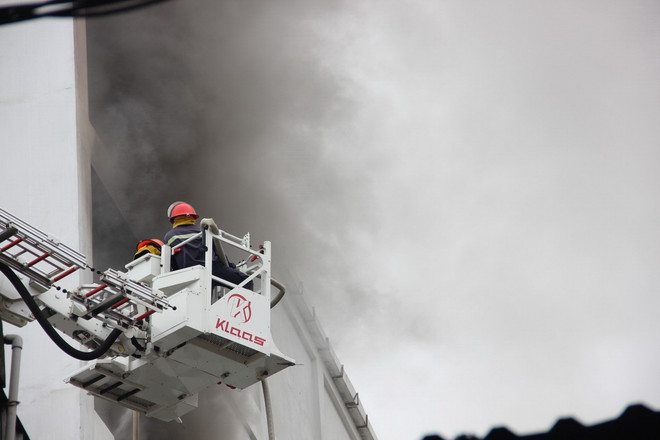 Tạm thời khống chế được đám cháy tại Karaoke Kingdom Hà Tĩnh ảnh 1