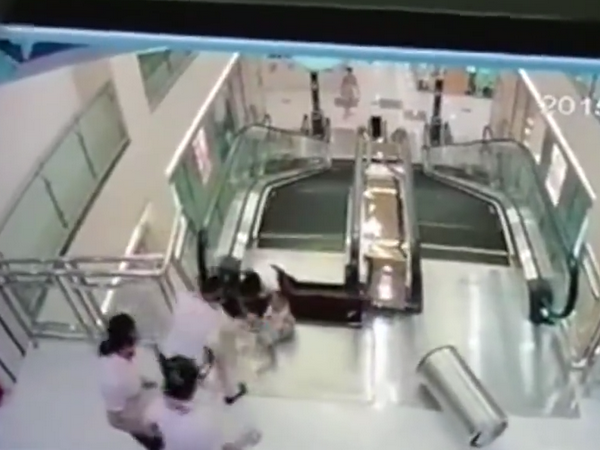 [Video] Tai nạn thang cuốn kinh hoàng khiến người mẹ chết thảm ảnh 1