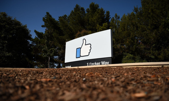 Ảnh minh họa. (Nguồn: AFP) Facebook cảnh báo người dùng "tương tác" với tin giả COVID-19 ảnh 1