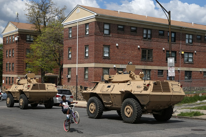 Mỹ hạn chế cảnh sát sử dụng khí tài quân sự khi thực thi công vụ ảnh 1