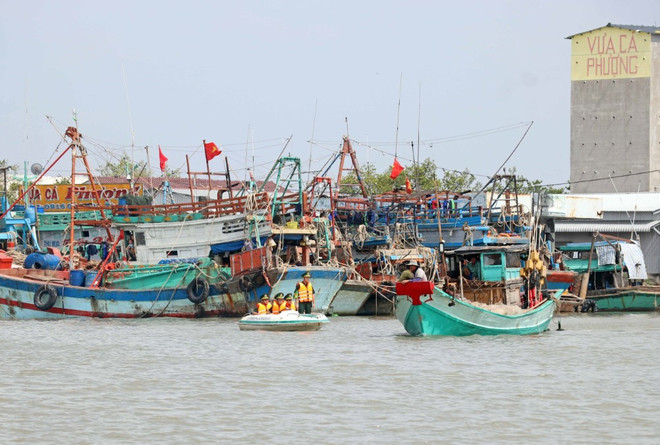 Nơi neo đậu tàu thuyền tại cửa biển Rạch Gốc, Ngọc Hiển (Cà Mau). (Ảnh: Huỳnh Anh/TTXVN iuu_thuy san 3.jpg