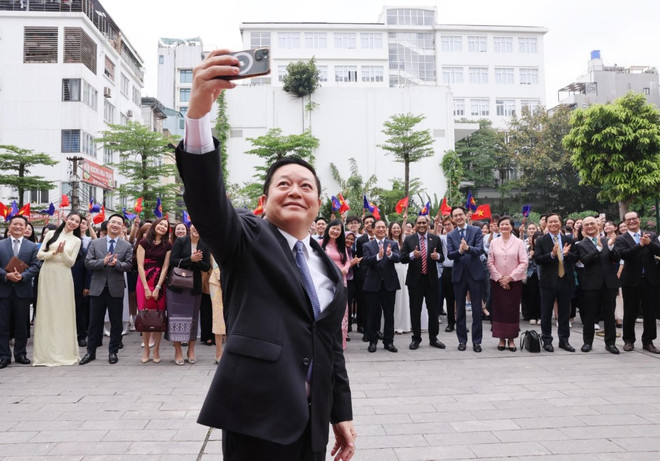 Tổng Thư ký ASEAN Kao Kim Hourn chụp ảnh selfie cùng các đại biểu dự khánh thành Quảng trường ASEAN tại Học viện Ngoại giao. (Ảnh: Lâm Khánh/TTXVN) tong thu ky asean_dav 3.jpg