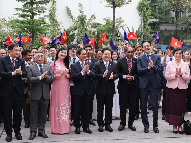 Bộ trưởng Ngoại giao Bùi Thanh Sơn, Tổng Thư ký ASEAN Kao Kim Hourn và các đại biểu dự khánh thành Quảng trường ASEAN tại Học viện Ngoại giao. (Ảnh: Lâm Khánh/TTXVN) tong thu ky asean_dav 4.jpg
