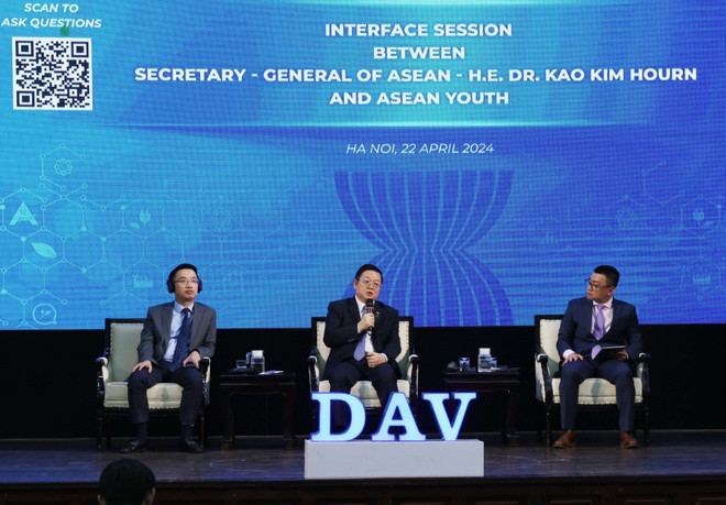 Tổng Thư ký ASEAN Kao Kim Hourn (giữa) đối thoại với đại biểu thanh niên các quốc gia ASEAN. (Ảnh: Lâm Khánh/TTXVN) tong thu ky asean_dav 1.jpg