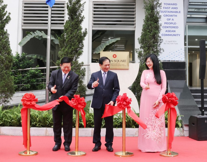 Bộ trưởng Ngoại giao Bùi Thanh Sơn, Tổng Thư ký ASEAN Kao Kim Hourn và Quyền Giám đốc Học viện Ngoại giao Phạm Lan Dung thực hiện nghi thức khánh thành Quảng trường ASEAN tại Học viện Ngoại giao. (Ảnh: Lâm Khánh/TTXVN) tong thu ky asean_dav 2.jpg