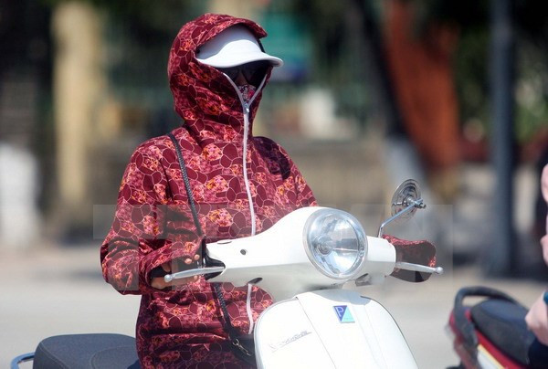 Nắng nóng tiếp diễn ở Bắc và Trung Bộ, vùng núi phía Bắc có mưa dông ảnh 1