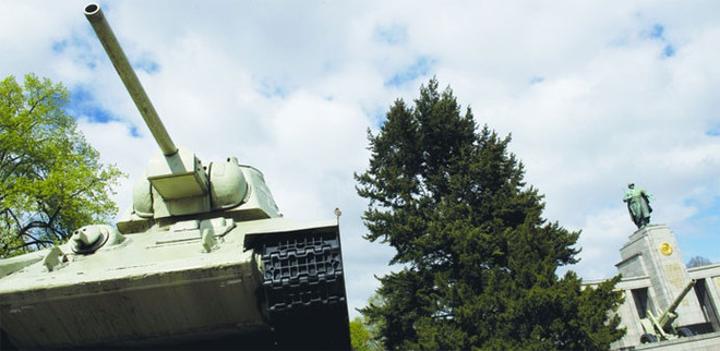 Đức không dẹp bỏ xe tăng Liên Xô ở Đài tưởng niệm Berlin ảnh 1