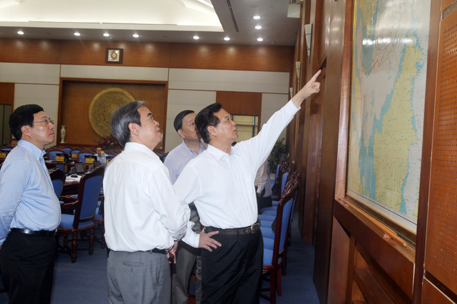 Thủ tướng Nguyễn Tấn Dũng trao đổi với các đại biểu về tình hình Biển Đông. (Ảnh: Đức Tám/TTXVN) Thủ tướng: Không để vấn đề Biển Đông ảnh hưởng tới tăng trưởng ảnh 3