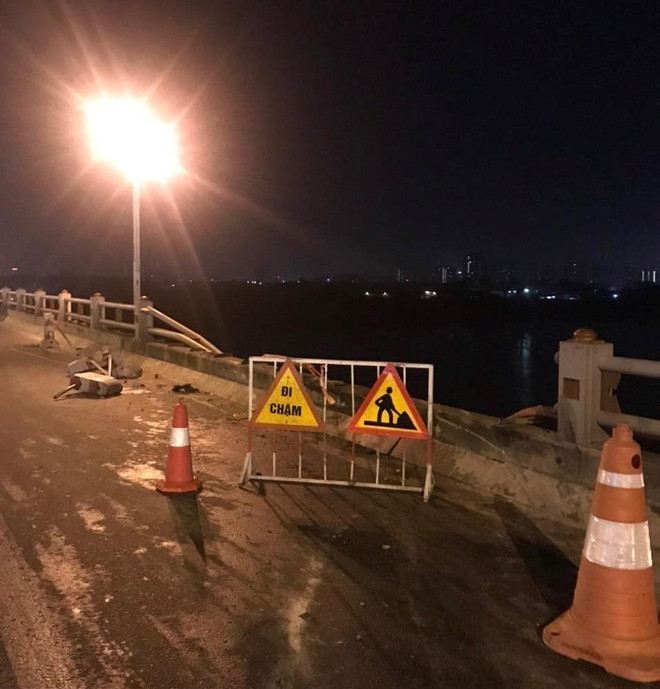 Hà Nội: Xe container lao xuống sông Hồng, tài xế thoát nạn ảnh 2