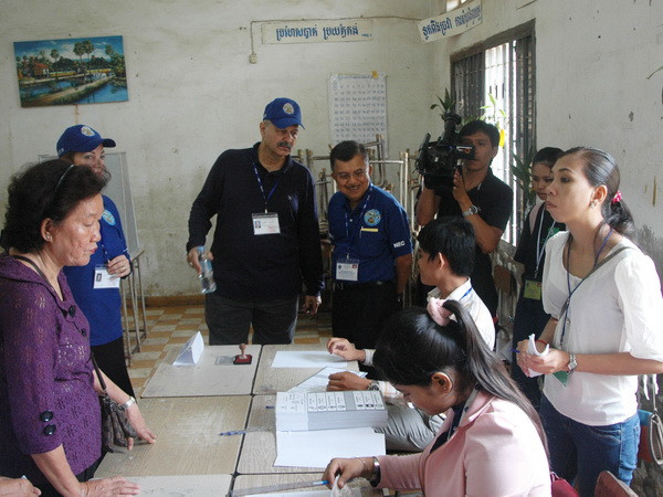 Campuchia phát thẻ thông tin cho cử tri bầu cử Hội đồng xã phường ảnh 1