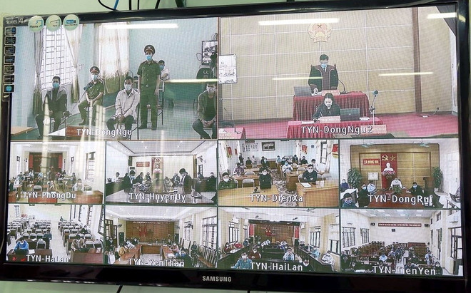 Phiên toàn được xử lưu động và truyền hình trực tuyến đến 13 điểm cầu tại các xã, thị trấn của huyện Tiên Yên. (Nguồn: TTXVN phát) Phiên tòa đầu tiên xét xử hành vi vi phạm trong phòng, chống dịch ảnh 2