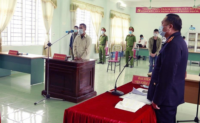 Quang cảnh phiên tòa xét xử. (Nguồn: TTXVN phát) Phiên tòa đầu tiên xét xử hành vi vi phạm trong phòng, chống dịch ảnh 1