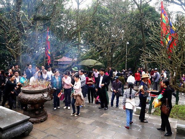 Dâng 100 lễ vật lên Quốc Mẫu Âu Cơ cầu mong quốc thái dân an ảnh 1