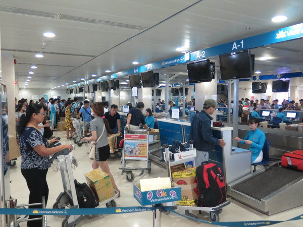 [Video] Lập đường dây nóng xử lý hành vi chiếu đèn laser vào máy bay ảnh 1