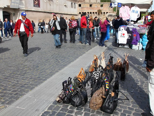 Chính phủ Italy chủ trương cắt giảm ngân sách để tránh tăng thuế ảnh 1