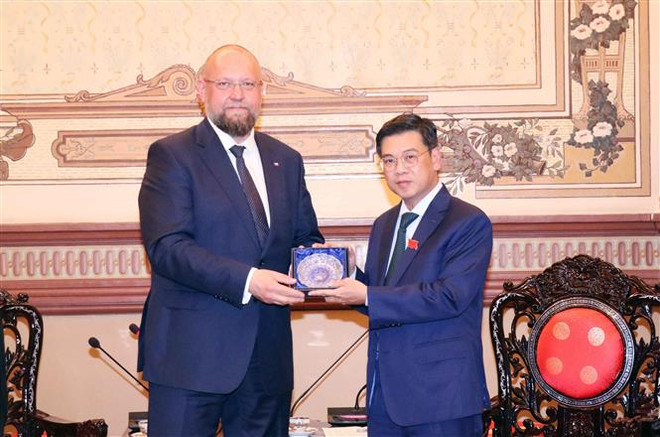 Ông Nguyễn Văn Dũng - Phó Chủ tịch Hội đồng Nhân dân Thành phố Hồ Chí Minh và ông Jan Batosek - Phó Chủ tịch Hạ viện Cộng hòa Séc trao đổi quà tặng đối ngoại. (Ảnh: Xuân Khu/TTXVN) Thúc đẩy hợp tác thương mại-đầu tư giữa TP.HCM và Cộng hòa Séc ảnh 2