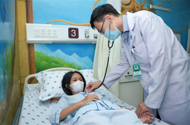 Bệnh nhi hồi phục nhanh sau khi được phẫu thuật thay van động mạch phổi qua da ít xâm lấn. (Ảnh: TTXVN phát) TP.HCM: Triển khai thành công kỹ thuật thay van động mạch phổi qua da ảnh 2